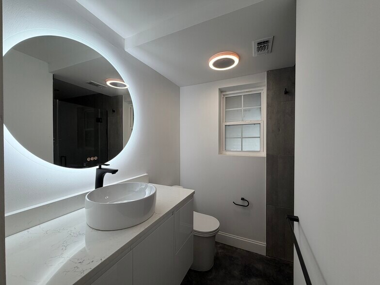 Building Photo - 222 S Olive St