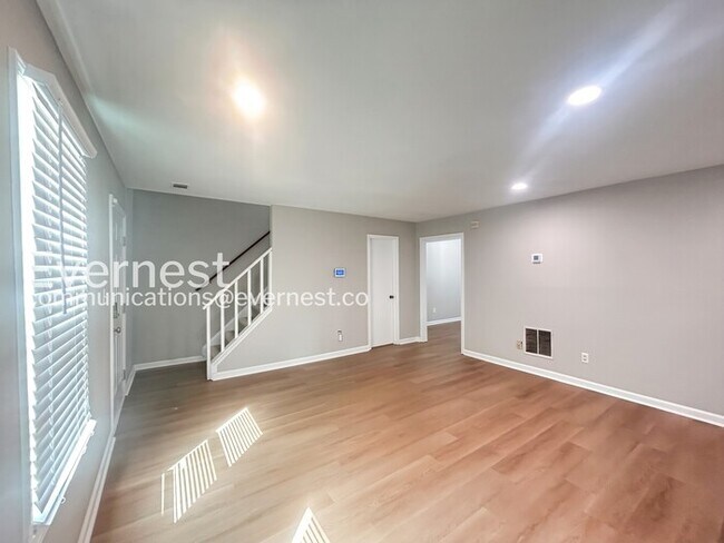 Building Photo - 2 Bed/2.5 Bath Town Home with Off-Street Parking / Available Soon!