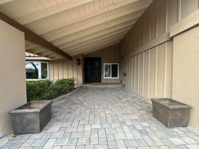 Building Photo - Stunning 4+2 Pool Home Home In Westlake Hi...