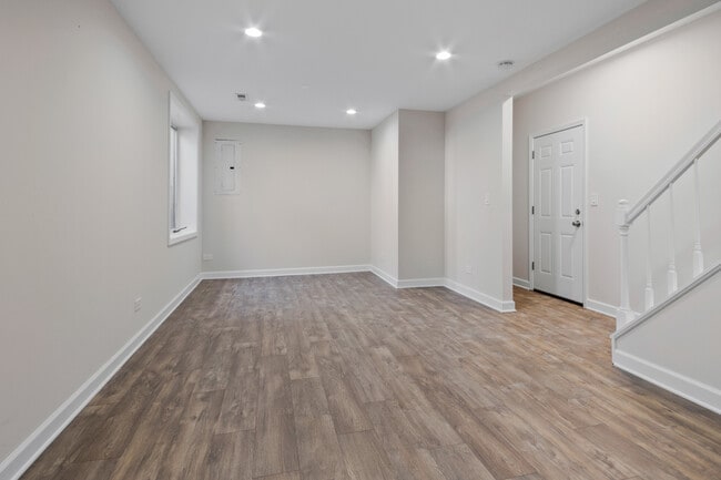 Building Photo - 546 W Parkside Dr