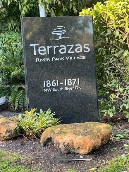 Building Photo - 1861 NW S River Dr