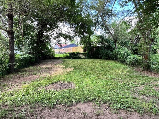 Building Photo - Newly refreshed 2bdr/1bdt house in Kansas ...