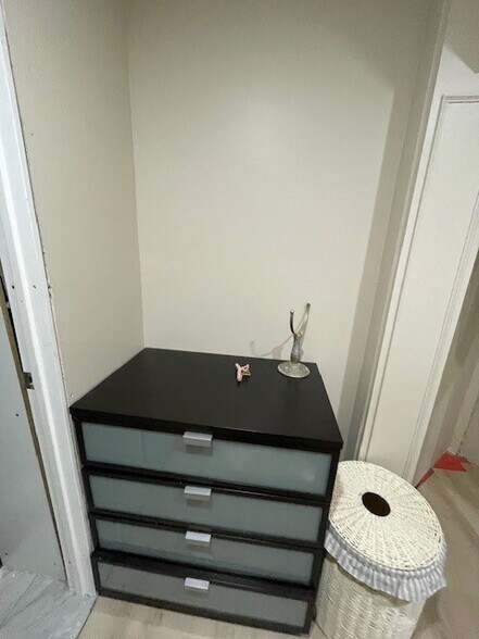 Walk in Closet 2 - 5140 Expressway Dr S