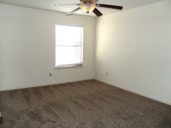 Building Photo - MOVE-IN SPECIAL  - 1 Bedroom, 1 Bath with Carport - Raintree Manor Condo