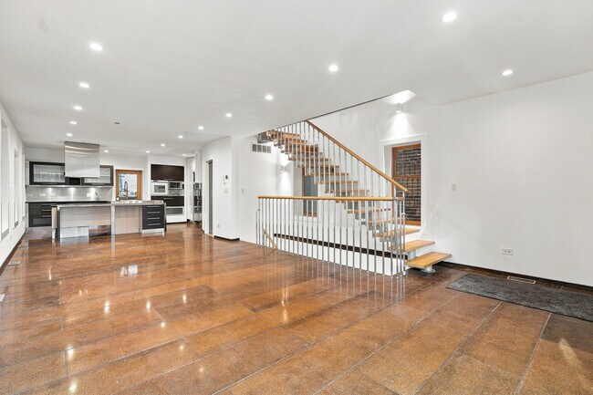 Building Photo - 2334 W Medill Ave