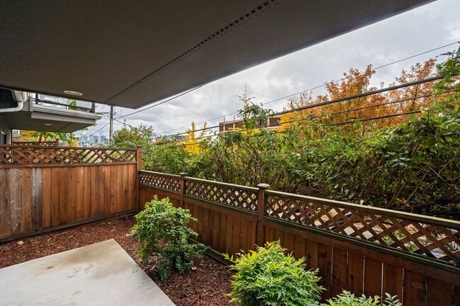 Building Photo - Modern & Spacious 2+ Bedroom/3.25 Bath Vie...