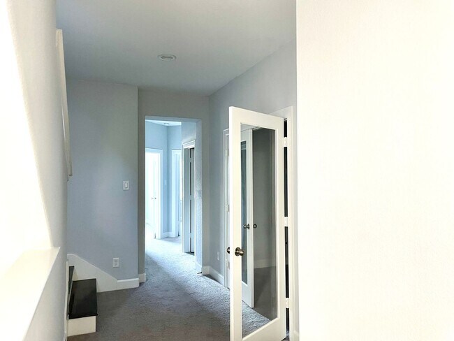 Building Photo - 1211 Marconi St