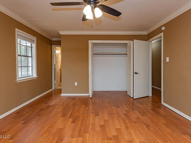 Building Photo - 400 Oakhill Cir