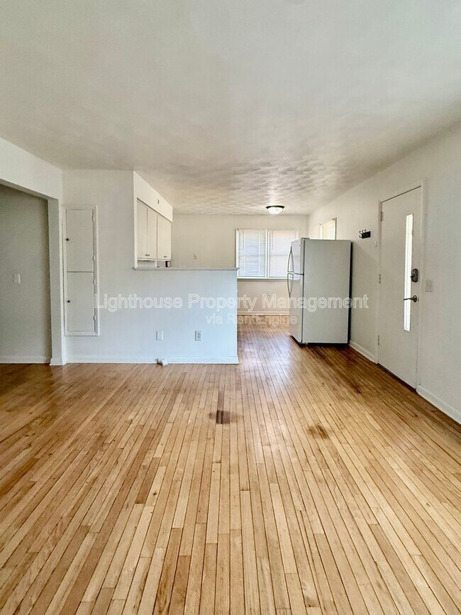 Building Photo - 2108 Woodbine Ave