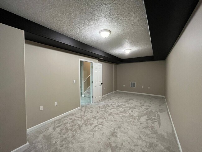 Building Photo - Immaculate 4 bedroom, 3.5 bathroom, tri-level Home in Tigard!! Expansive Views, Office space, Gam...