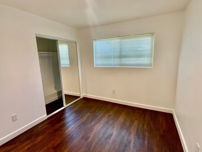 Building Photo - 3 bd/2ba Cottage with alley Access