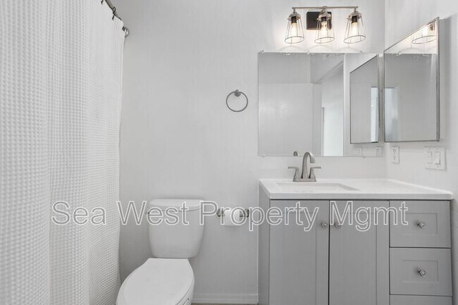 Building Photo - 820 Encinitas Blvd