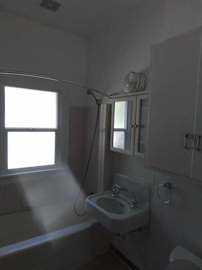 Building Photo - 4 Bedroom close to downtown, bike and walk...