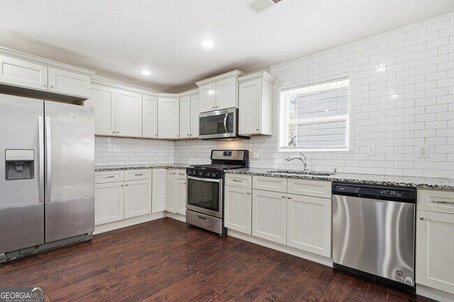 Building Photo - 250 Maple St