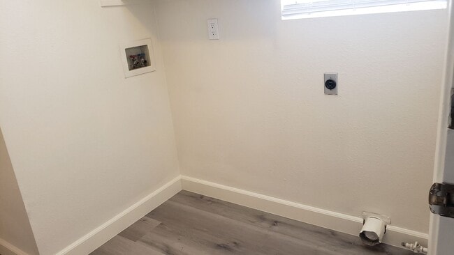 Building Photo - NICE 3 BED/2.5 BATH/2 CAR GARAGE/1590 SQ. ...