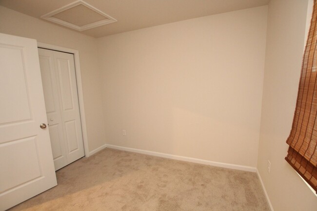 Building Photo - Easy living in this immaculate town home. ...