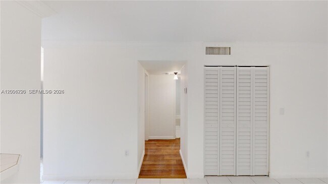 Building Photo - 160 SW 30th Ave