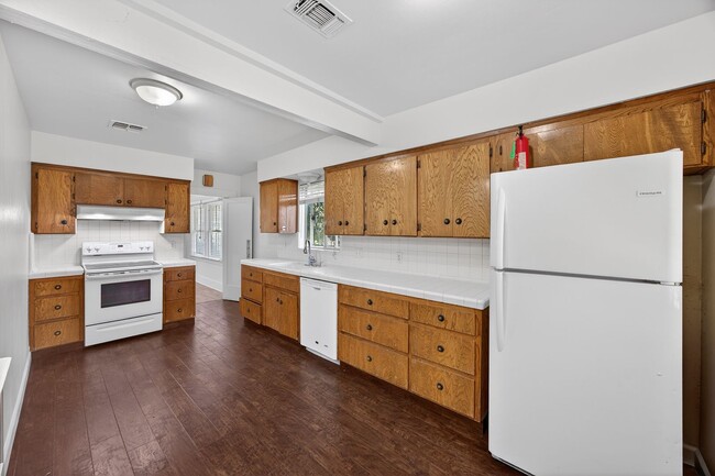 Building Photo - Sunlit Comfort on Kerckhoff – Your Next Happy Home!