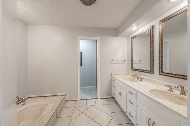 Building Photo - Charming Updated Home on Quiet Cul-de-Sac