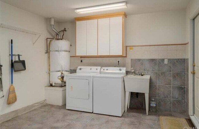 Building Photo - 3bd 2ba