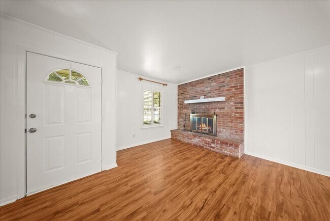 Building Photo - 421 Forrest Ln