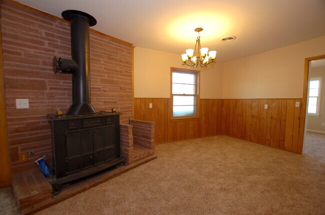 Building Photo - Great 2 Bedroom with 2 Living Areas