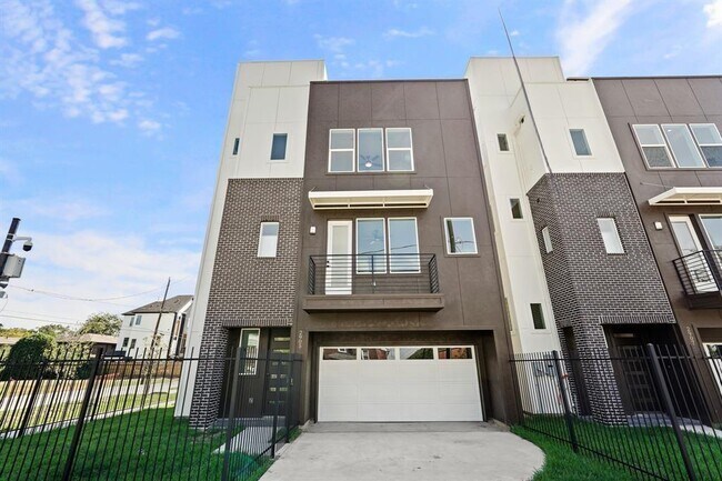 Primary Photo - 2905 Nagle St