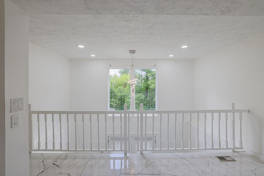 Building Photo - 9 Stillwood Cir
