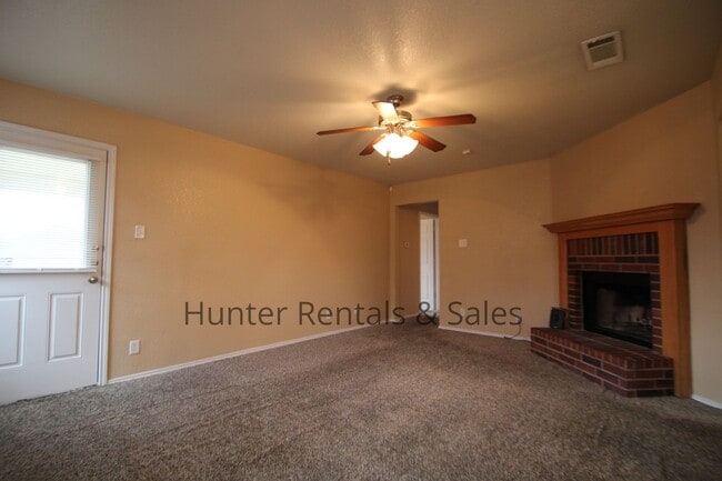 Building Photo - Conveniently Located!!!