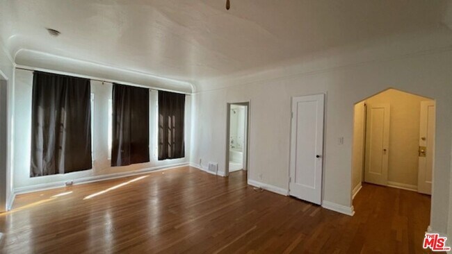 Building Photo - 444 N Sycamore Ave