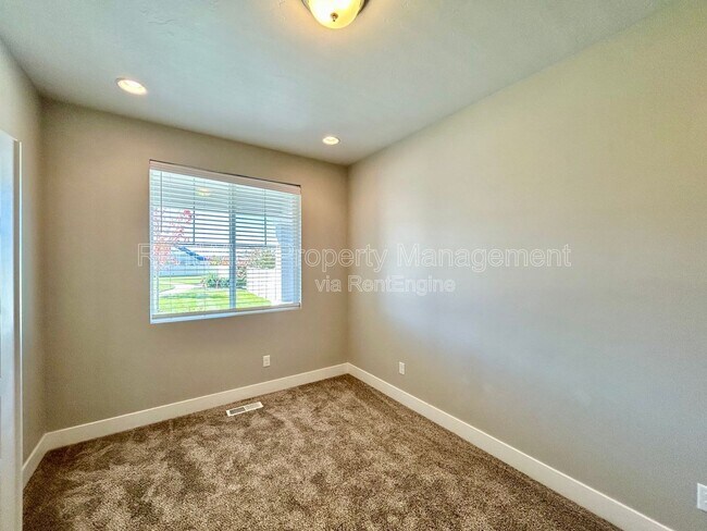 Building Photo - 2090 N Banjo Ct