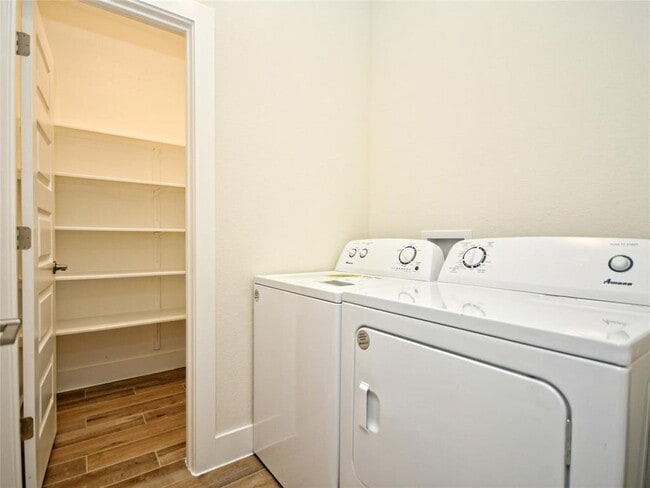 Building Photo - 406 Parkline Dr