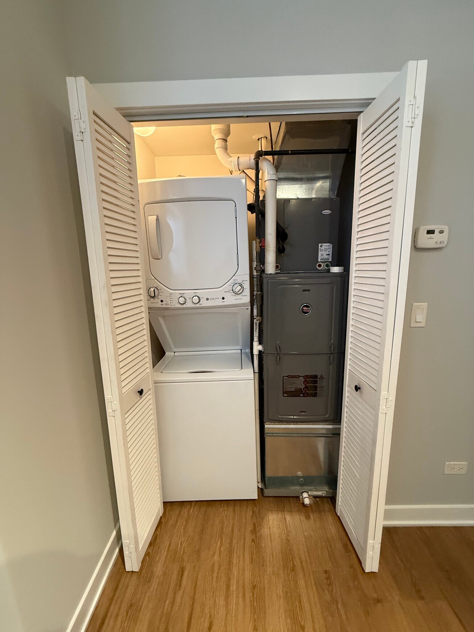 Building Photo - 2215 W Eastwood Ave