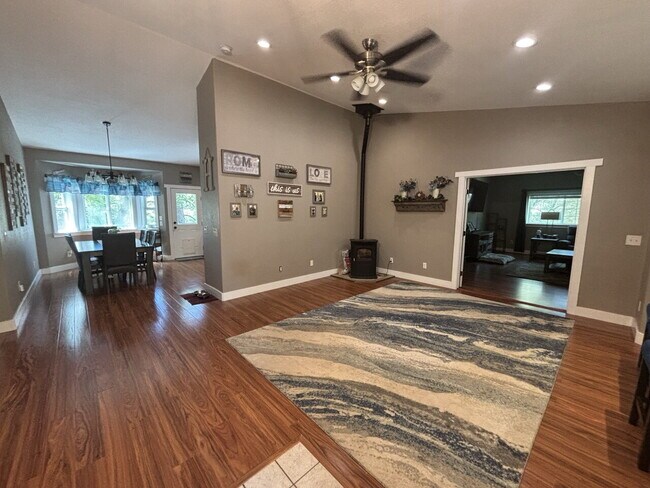 Building Photo - Spacious 2,048sf 3-bed home on acreage in Garden Valley!