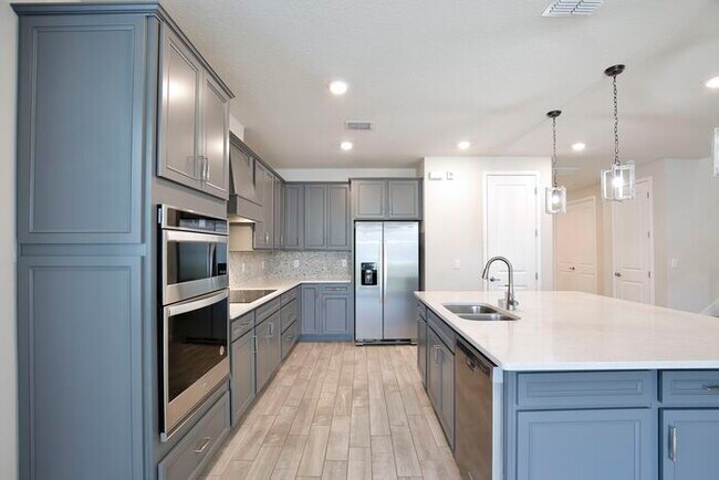 Building Photo - Modern 5/3 Water-View Home in Weslyn Park ...