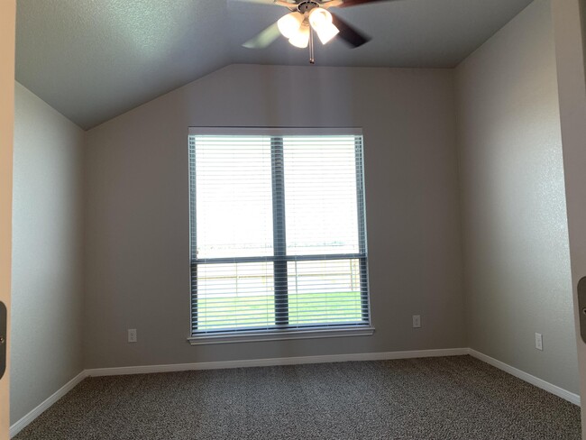 Building Photo - 1329 Aurora Grv Bnd