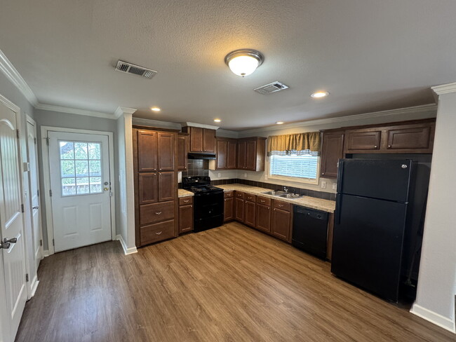 Building Photo - Three bed two bath in Fischer close to Can...