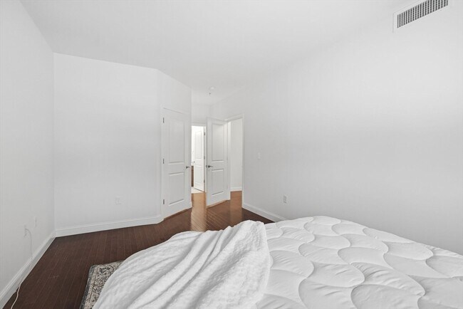 Building Photo - 855 Main St