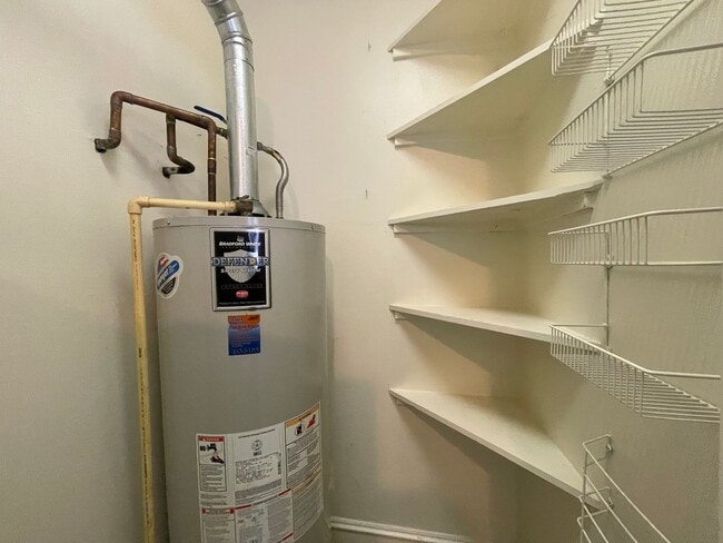 Building Photo - Charming Down Stairs Apartment In South Highland