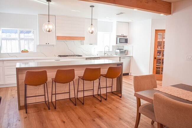 Building Photo - Semi furnished!