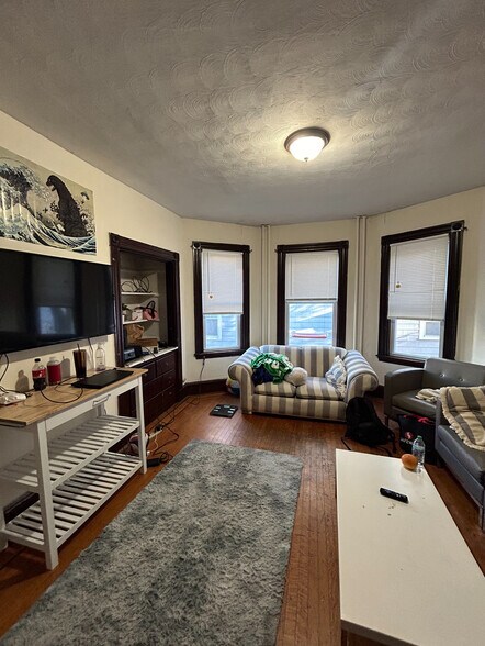 Primary Photo - 17 Hillside St