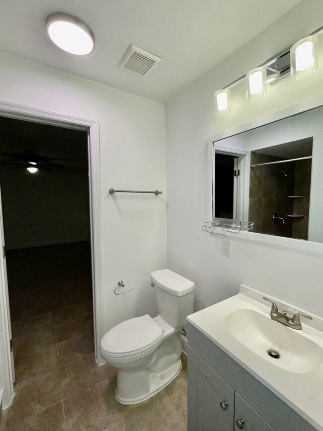 Building Photo - Southern Oaks 2 / 2 with Office & Sun Room