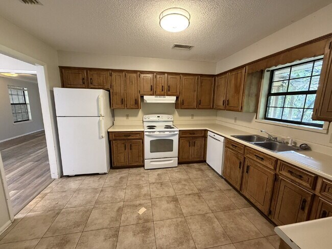 Building Photo - Home For Rent