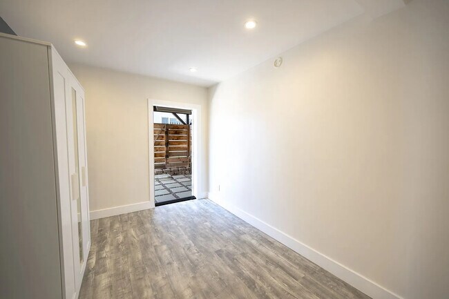 Building Photo - Charming 1-Bed La Jolla Residence with In-Unit Laundry, Carport Parking, and All Utilities Included