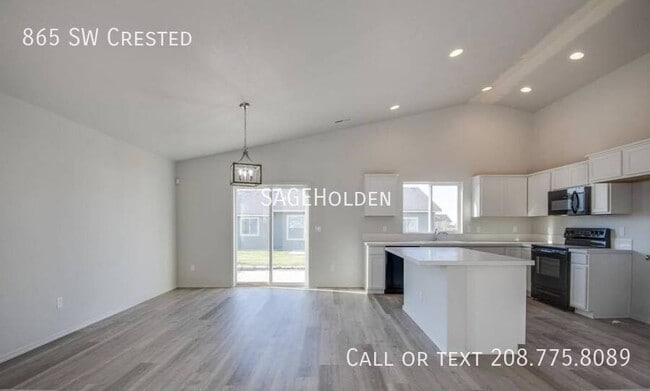 Building Photo - 865 SW Crested-