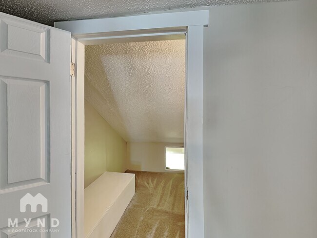 Building Photo - 96 N Center St