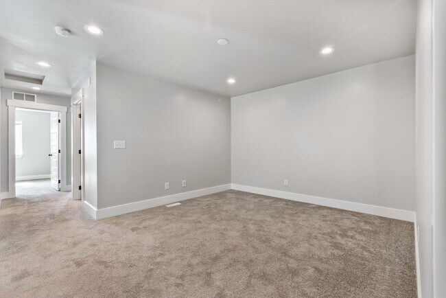 Building Photo - Awesome end unit 3 Bed 2.5 Bath townhome i...