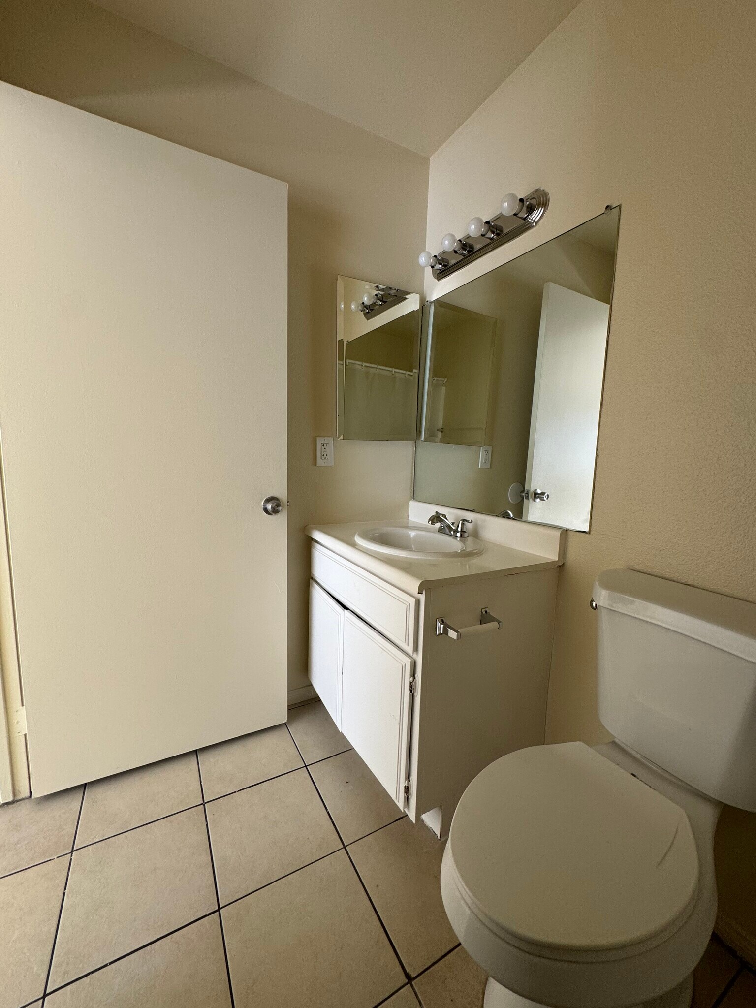 Building Photo - 13750 Vanowen St