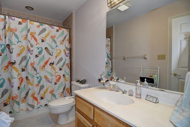 Building Photo - Spacious Condo in Ghent Square!