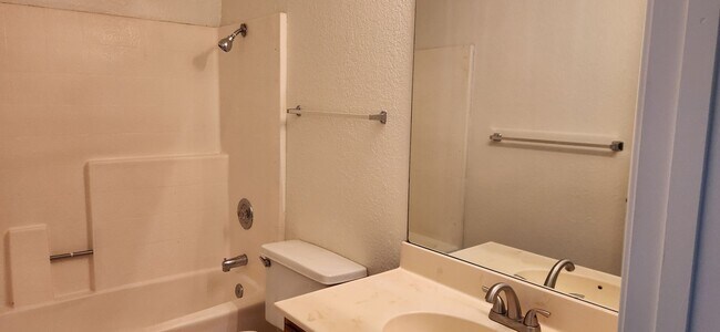 Building Photo - 2 bedroom, 2 bathroom condo in University Heights